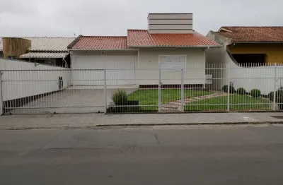 Casa localizada no bairro oficinas em tubarão. excelente localização, próximo a tudo que você precisa no seu dia-dia.