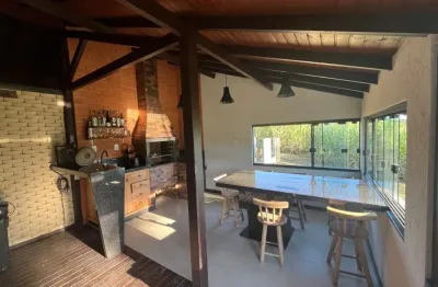 Lindo sitio, para você que busca tranquilidade, espaço e uma excelente localização, há menos de 1 minuto da br-101.