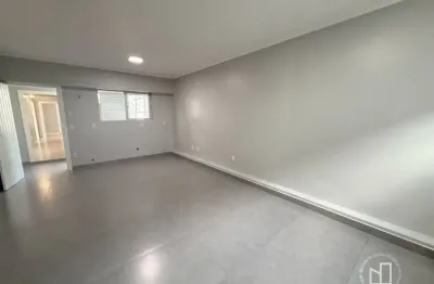 Apartamento todo reformado, no centro de tubarão. excelente para quem busca uma localização estratégica para mora ou investir.