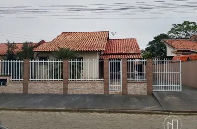 Excelente casa à venda no bairro oficinas, em tubarão/sc, local tranquilo e próximo a tudo que você  precisa.