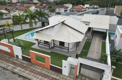 Excelente casa, toda mobiliada, com piscina, edícula e um terreno amplo para você aproveitar cm sua família,