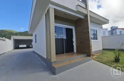 Excelente casa de alvenaria toda mobiliada, com piscina e uma localização privilegiada.