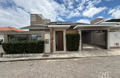 Uma excelente casa ampla, muito bem planejada, com piscina e área de lazer.