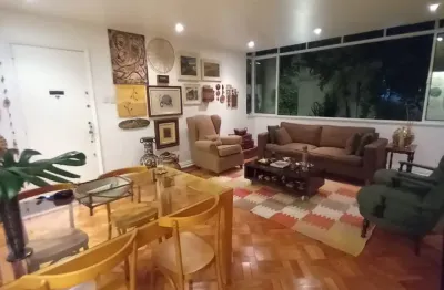 Apto antigo amplo super conservado excelente localização em ipanema .