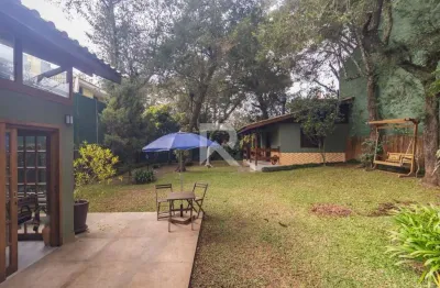 Casa de Rua com Quintal Verde e Espaço Gourmet, 3 quartos 4 Vagas à venda, 200m²- Santa Felicidade - Curitiba/PR -