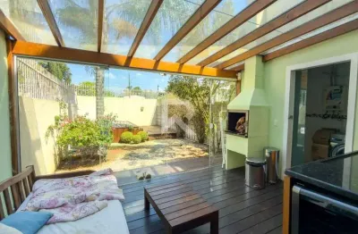 Sobrado em condomínio com jardim e jacuzzi privativa – 3 quartos, 2 vagas, 180 m² – campina do siqueira – curitiba/pr