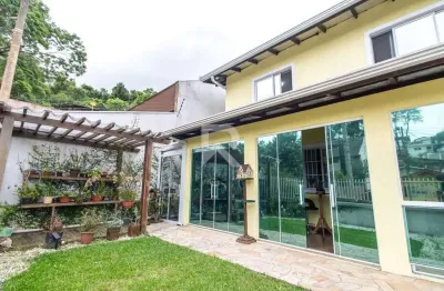 Sobrado frente rua com jardim privativo, 3 suítes e jacuzzi à venda, 224 m² – santo inácio – curitiba/pr