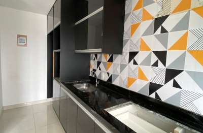 Apartamento com 2 quartos, vista livre, último andar e semimobiliado.