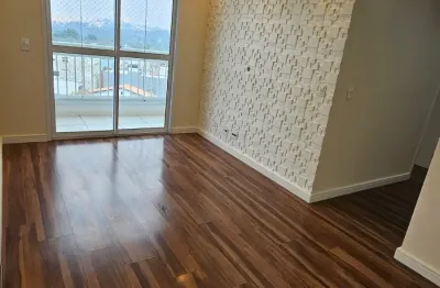 Apartamento com 2 quartos, vista livre, último andar e semimobiliado.