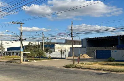 Galpão de 5mil m², com sala de reunião, cozinha, copa, 8 salas individuais e 5 banheiros. área total do lote: 11mil m²