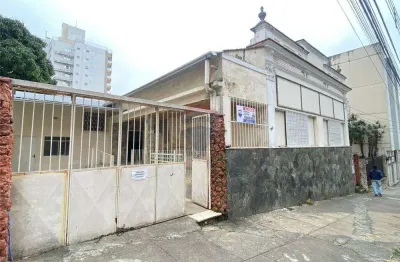 Casa para locação na rua floriano peixoto com 15 cômodos , 9 banheiros, 3 áreas descobertas, 2 vagas de garagem no centro da cidade. ponto comercial