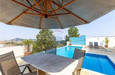 Casa alto padrão 3 quartos, 3 suítes, área gourmet com piscina borda infinita, 4 vagas, condomínio spinaville, juiz de fora/mg