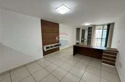 Apartamento flat com 1 quarto com armário, sala, cozinha e banheiro com armário e box, vaga de garagem e portaria 24 horas, área de lazer e piscina.