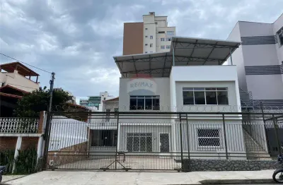 Casa comercial com aprox. 200m², três pavimentos perfazendo um total de 500m² área construída.
