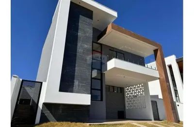 Casa a venda no alphaville com 4 quartos sendo 4 suítes, vaga para 4 carros, área de lazer completa, segurança 24 horas.