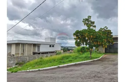 Perto do centro, em condomínio fechado, lote com 602m, na parte alta, vista linda, em uma rua sem saída, tranquilidade e privacidade.