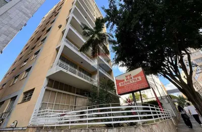 Apartamento com 3 quartos, 2 banheiros, varanda, dependência completa, 2 elevadores, portaria.