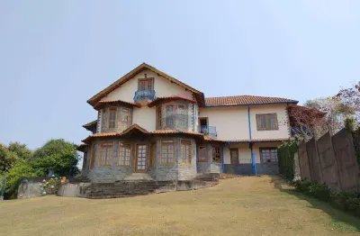 Residência de alto padrão em lambari - 6 dormitórios, 2 suítes e área gourmet.