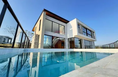 Casa no alphaville com 4 quartos sendo 4 suítes, piscina, fireplace, área gourmet, elevador, 3 vagas de garagem e portaria 24 horas