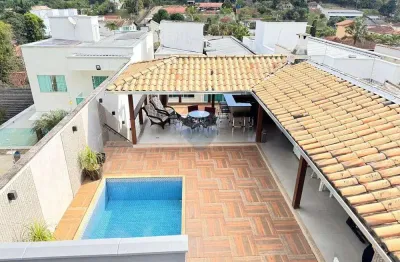 Casa toda planejada com 3 quartos com suíte, sendo uma suíte máster, sala com dois ambientes, cozinha, lavanderia, área gourmet com piscina e 3 vagas