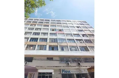Apartamento a venda  localizado no bairro centro tem 50 metros quadrados com um quarto amplo e um banheiro social, cozinha, sala ampla.