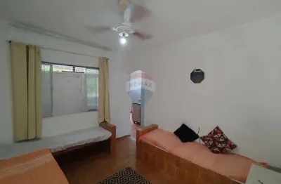 Apartamento quarto e sala, copa/cozinha e área de serviço na praia do apara, mangaratiba-rj