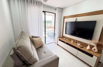 Apartamento de 2 quartos, sala com varanda e fechamento de cortina de vidro, elevador e uma vaga de garagem,