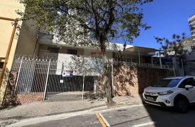 Casa comercial com 6 quartos e 5 banheiros, 3 vagas para alugar no centro da cidade.
