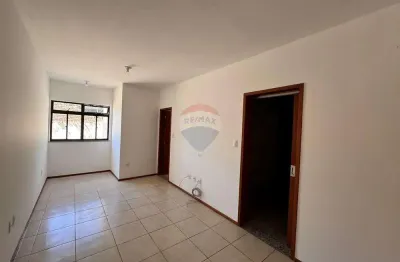 Apartamento com 02 quartos, sala, cozinha, banheiro, 1 vaga, elevador e portaria.