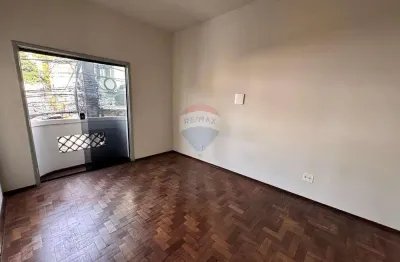 Apartamento para locação com 3 quartos com varanda e 2 banheiros, cozinha, sala ampla, vaga de garagem.