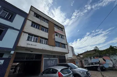 Apartamento com 3 quartos, 2 banheiros, sala, cozinha e dependência de empregada, 2 lances de escada, não aceita pet.