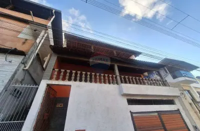 Casa 3 quartos no santa luzia para locação, ampla, arejada, com terraço e ótima localização próxima a comércios e transporte.
