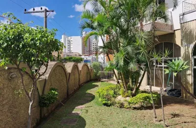 Espaçoso apartamento de três quartos, sendo um suite, próximo ao colégio jesuitas, a mercados, academias, farmacias e muito mais.