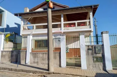 Casa à venda, com 4 quartos, sendo 2 suítes, ampla varanda, ampla área aberta e edícula