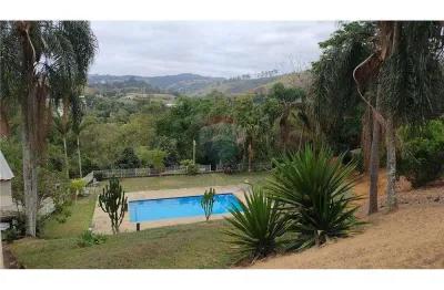 Sítio, com piscina, área de lazer e casa de 300m². Próximo do centro de Juiz de Fora-MG.