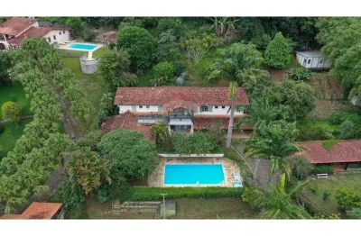 Casa de Alto Padrão para Alugar com 5 Suítes, Piscina e Área Gourmet.