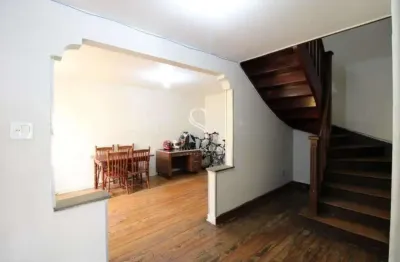 Casa sobradada com 205m², duas salas, três dormitórios, três banheiros, uma vaga em água branca