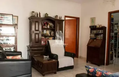 Casa téreea de 225m², possui 2 dormitórios, 1 sala, 2 banheiros e 4 vagas à venda na região da lapa.