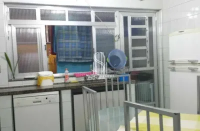 Pinheiros - casa assobradada de 180m² 3 dormitórios e 2 banheiros.