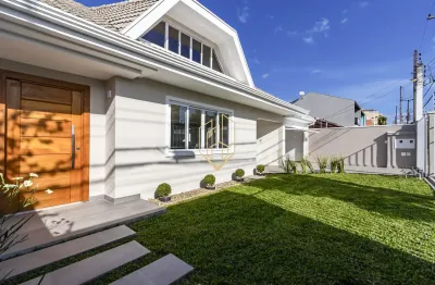 Casa reformada com 4 quartos sendo 2 suítes e 4 vagas no cajuru