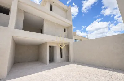 Sobrado triplex em fase final de acabamento em Santa Felicidade.