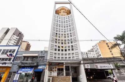 Sala comercial com 49m² e 2 vagas de garagem no Centro de Curitiba