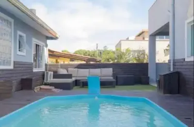 Casa espaçosa em ingleses do rio vermelho, florianópolis-sc: 3 quartos, 2 suítes, piscina e edícula completa!