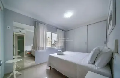 Apartamento mobiliado com 2 dormitórios no coração da meia praia, pronto para morar ou investir.