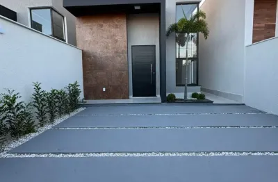 Casa linear com piscina no jardim atlântico central