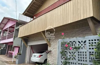 Dois sobrados, sendo três moradas individuais, a poucos metros do mar em barra velha, sc