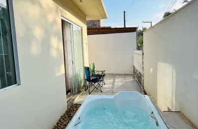 Casa mobiliada com banheira há 900 metros da praia alegre