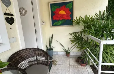 Linda Casa em condomínio fechado/ portaria 24 horas/ 2 suites