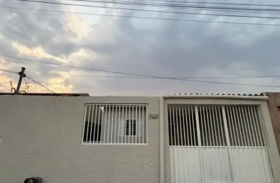 Linda casa de 3 quartos na região do grande cpa, próximo de tudo!