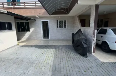 Casa com pátio compartilhado para locação anual no bairro cedros em camboriú
